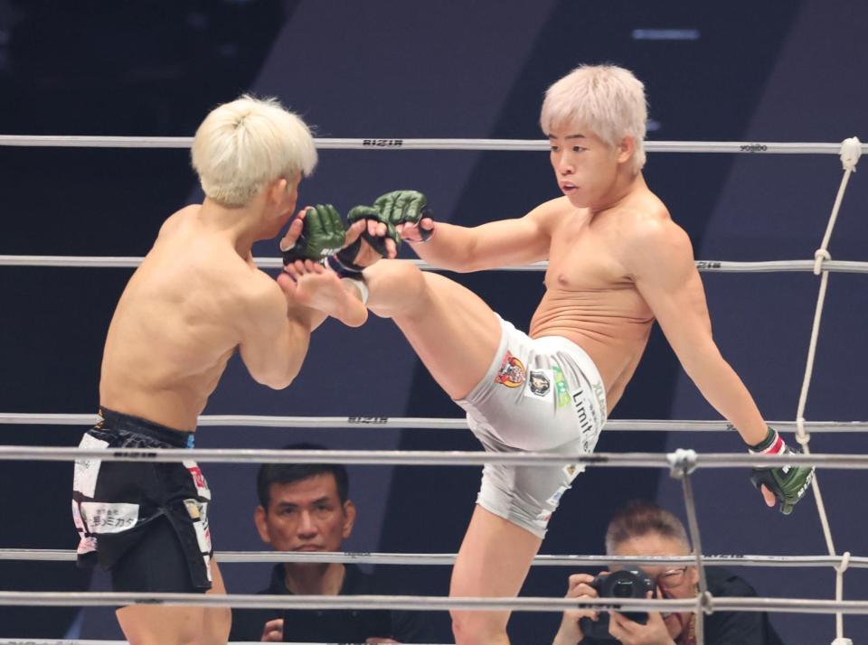 　１回、ヒロヤにキック放つ神龍誠（撮影・金田祐二）