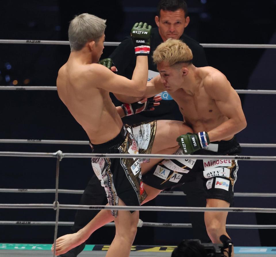 　１回、新居すぐるにヒザを入れる秋元強真（撮影・金田祐二）