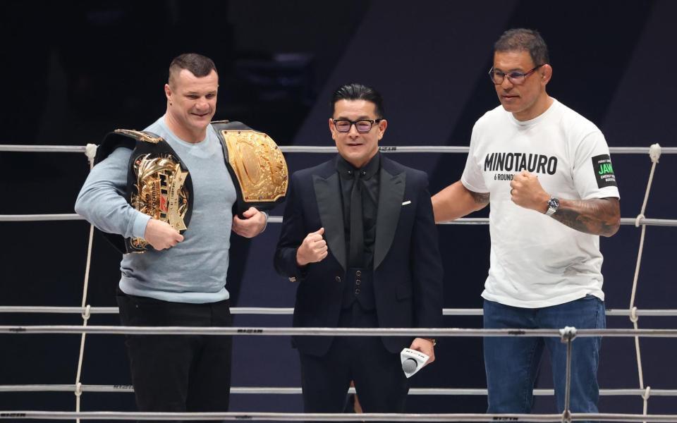 　リングであいさつする（左から）ミルコ・クロコップ、榊原信行ＣＥＯ、アントニオ・ホドリゴ・ノゲイラ（撮影・金田祐二）