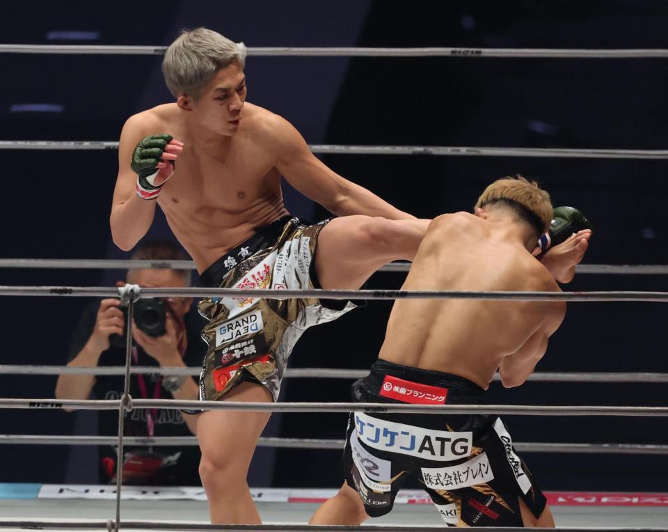 　２回、新居すぐるにキックを見舞う秋元強真（撮影・金田祐二）