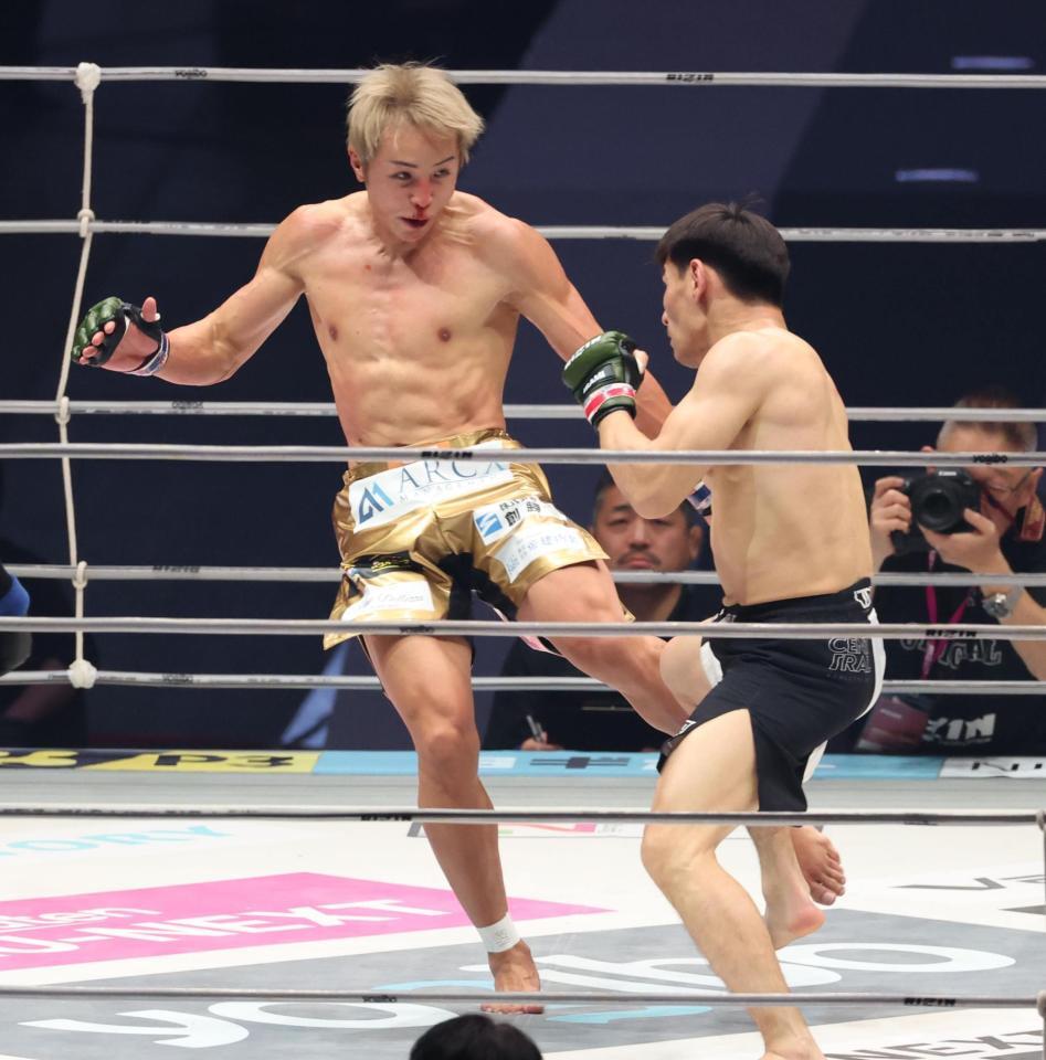 　１回、カルシャガ・ダウトベックにローキックを放つ久保優太（撮影・金田祐二）