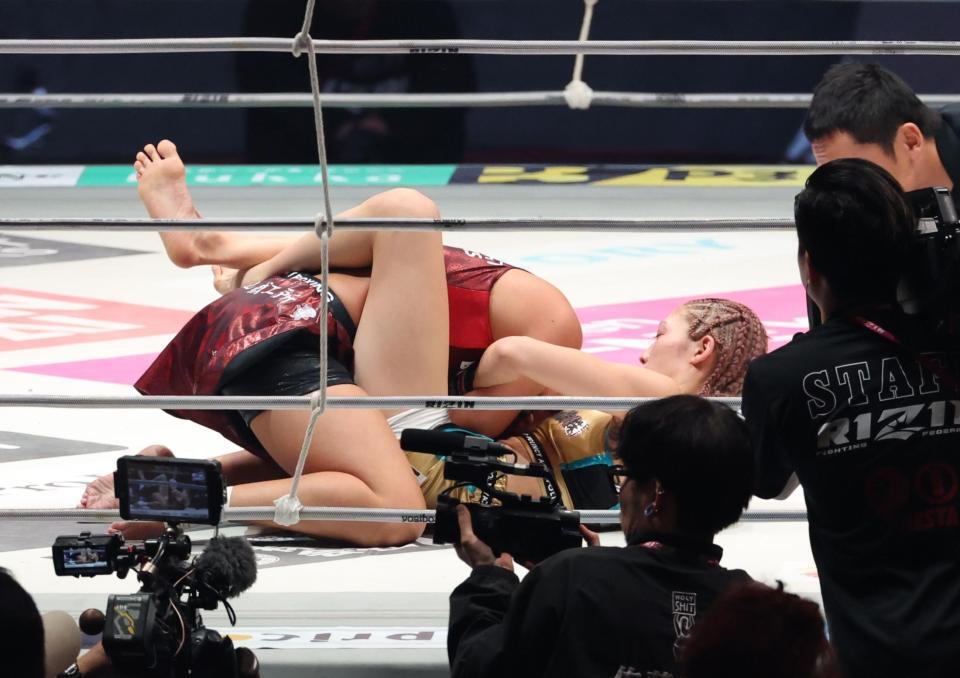 　２回、ＲＥＮＡの首をきめて勝利の伊澤星花（撮影・金田祐二）