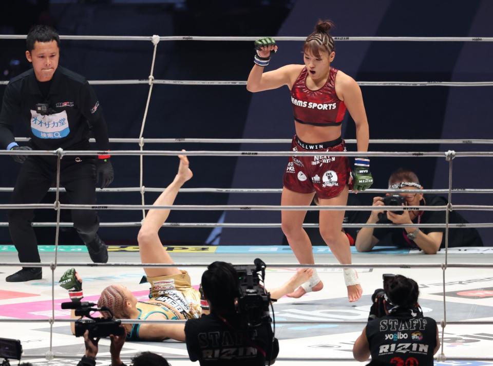 　１回、伊澤星花をダウンさせたＲＥＮＡ（撮影・金田祐二）