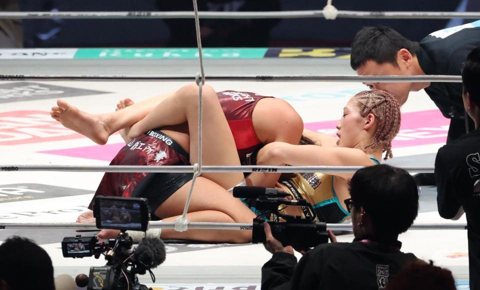 　２回、伊澤星花から首をきめられるＲＥＮＡ（撮影・金田祐二）