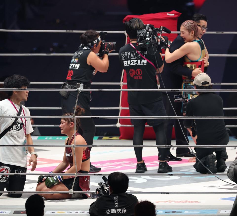 　防衛し喜ぶ伊澤星花（右）とがっくりのＲＥＮＡ（撮影・金田祐二）