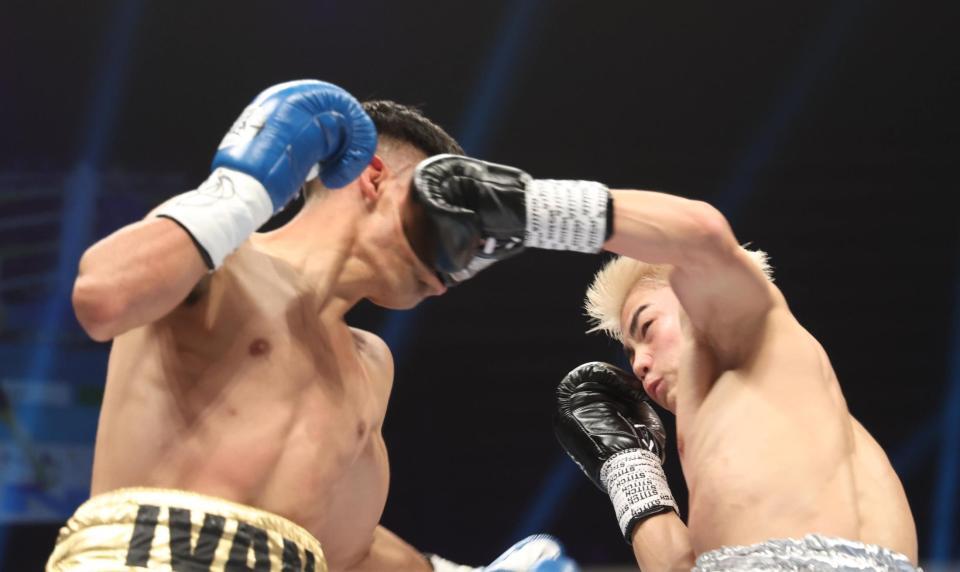 　１回、イバン・バルデラス（左）の顔面に左フックを浴びせる吉良大弥（撮影・佐々木彰尚）