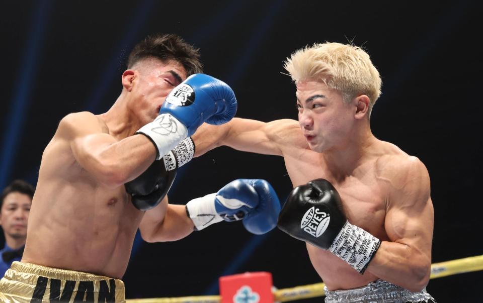 　２回、イバン・バルデラス（左）に右フックを放つ吉良大弥（撮影・佐々木彰尚）