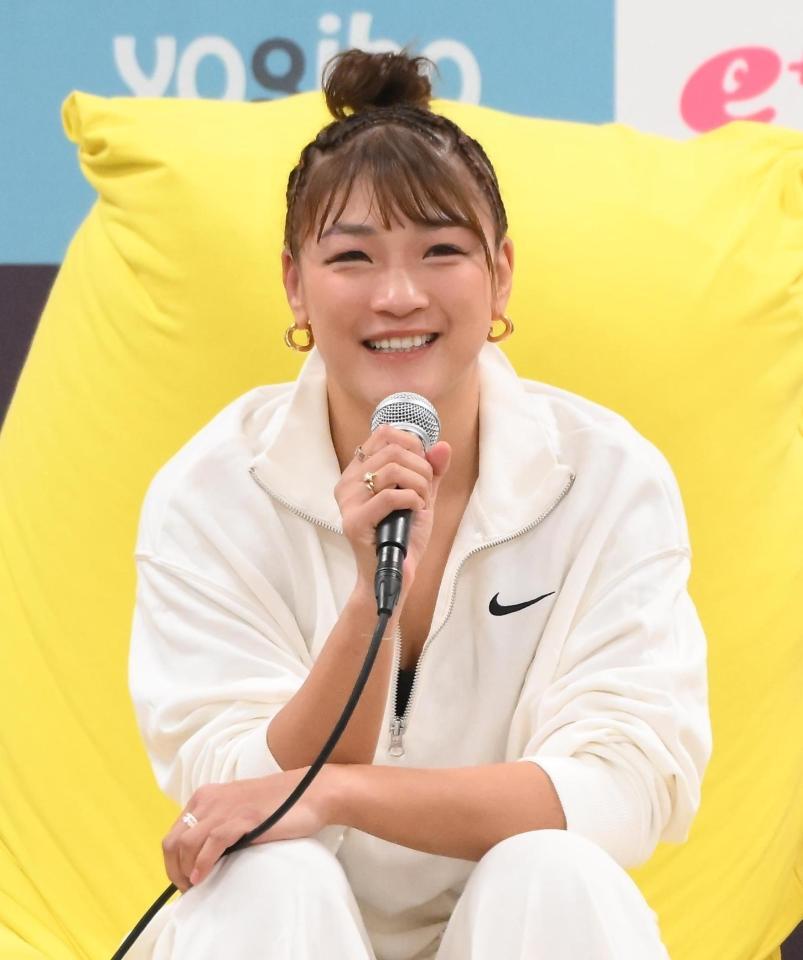 　試合振り返るＲＥＮＡ（撮影・堀内翔）