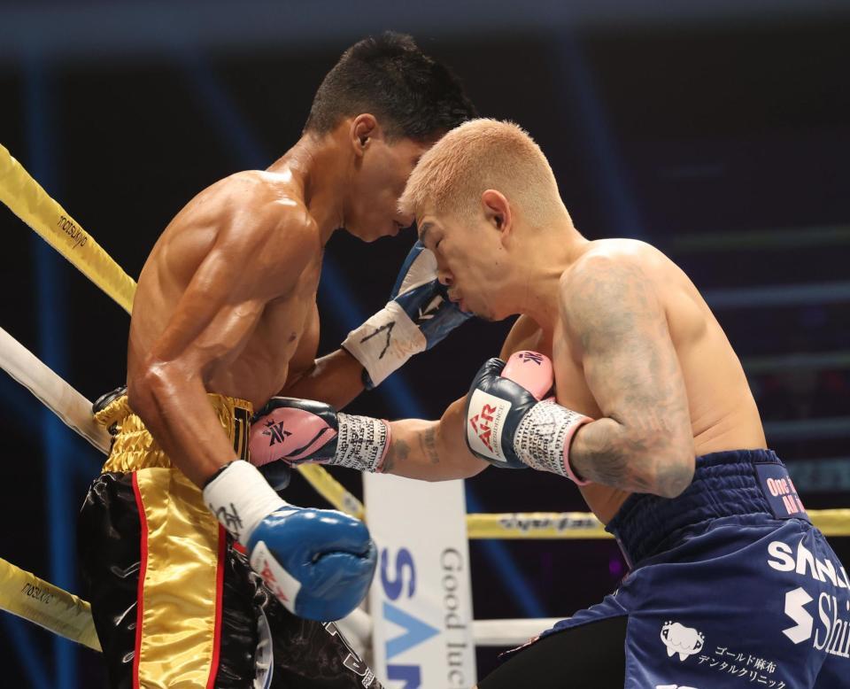 　１回、マイケル・オルドスゴイッティ（左）に右のボディーを浴びせる井岡一翔（撮影・佐々木彰尚）