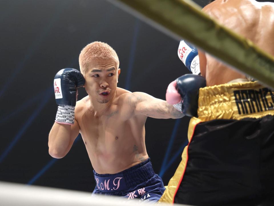 　１回、マイケル・オルドスゴイッティに左フックを浴びせる井岡一翔（撮影・佐々木彰尚）