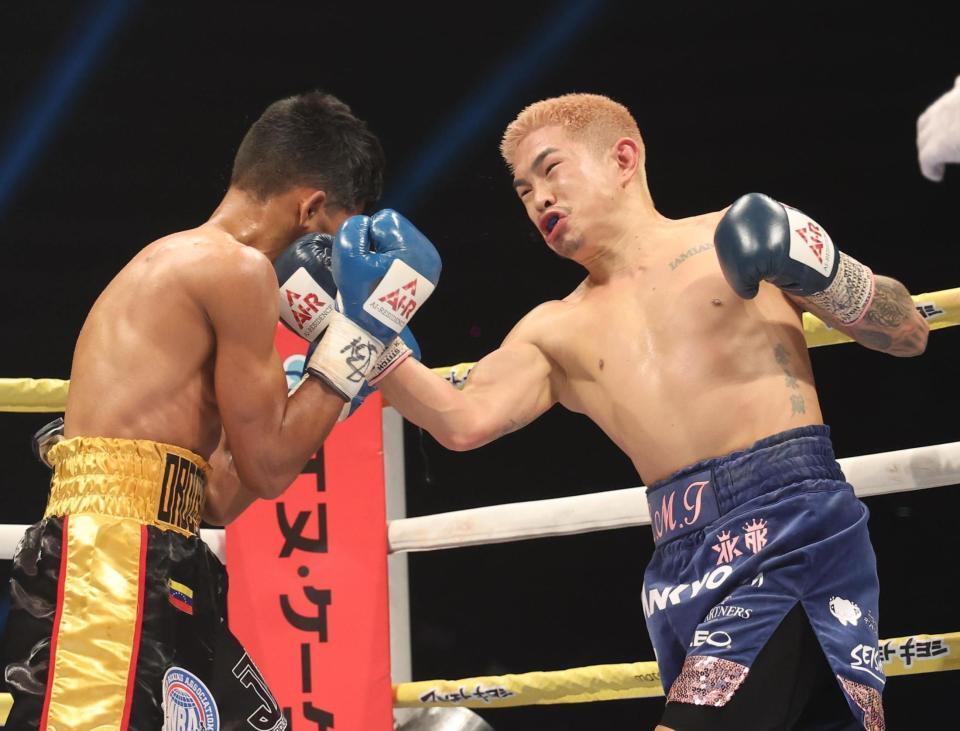 　３回、マイケル・オルドスゴイッティ（左）に右アッパーを放つ井岡一翔（撮影・佐々木彰尚）