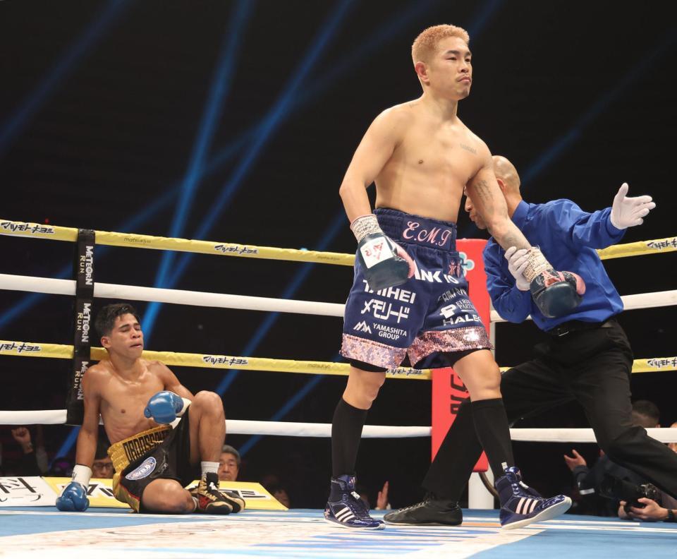 　２回、マイケル・オルドスゴイッティ（左）からダウンを奪った井岡一翔（撮影・佐々木彰尚）