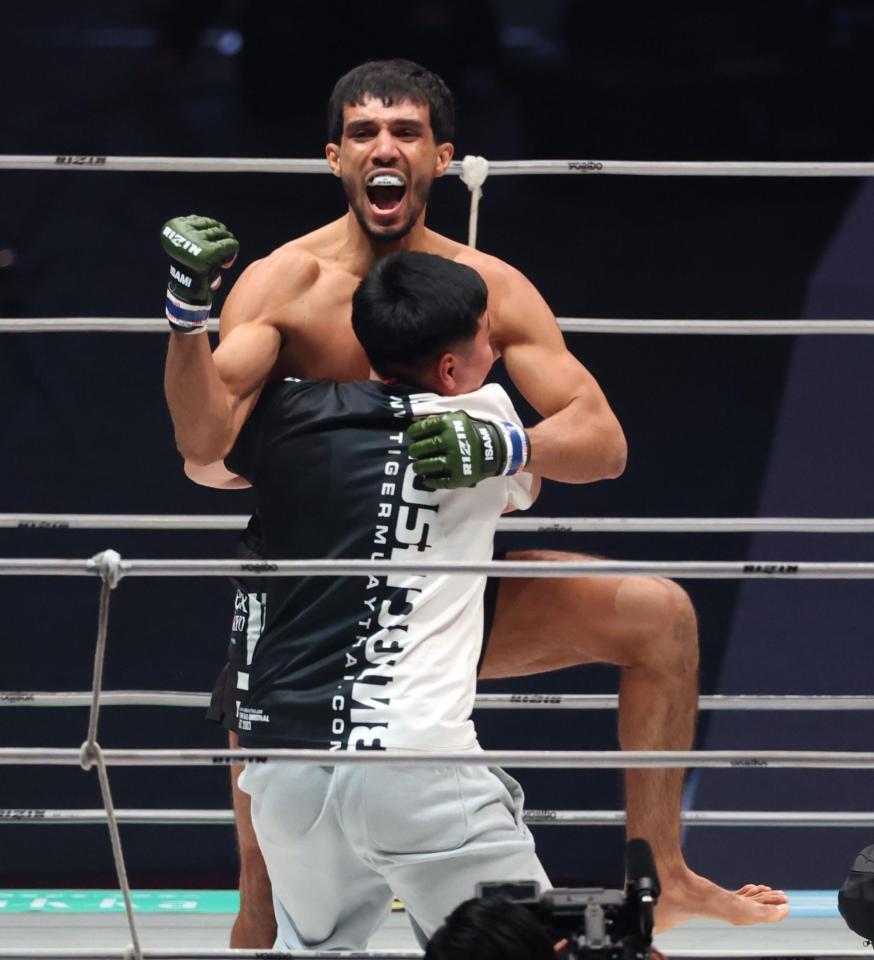 ホベルト・サトシ・ソウザを破り喜ぶイルホム・ノジモフ＝さいたまスーパーアリーナ（撮影・金田祐二）