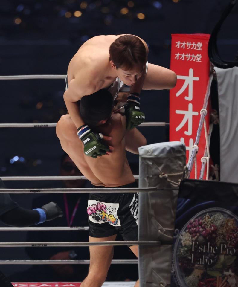 　１回、朝倉未来をマットにたたきつけるラジャブアリ・シェイドゥラエフ（撮影・金田祐二）