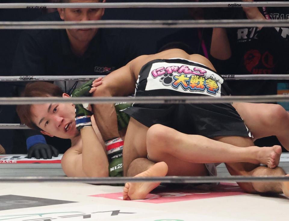 　ラジャブアリ・シェイドゥラエフに捕まる朝倉未来（撮影・金田祐二）