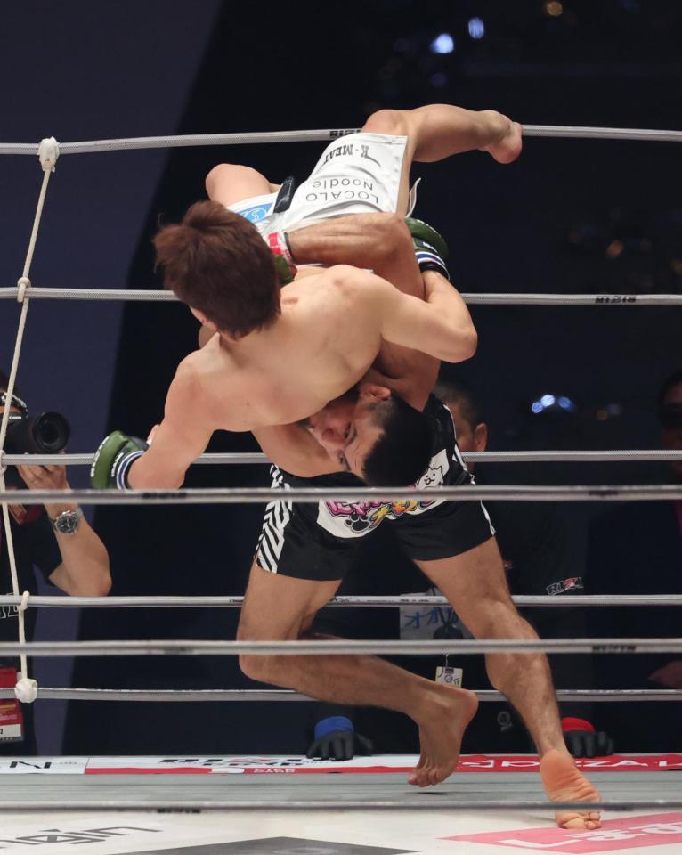 　朝倉未来を投げつけるラジャブアリ・シェイドゥラエフ（撮影・金田祐二）