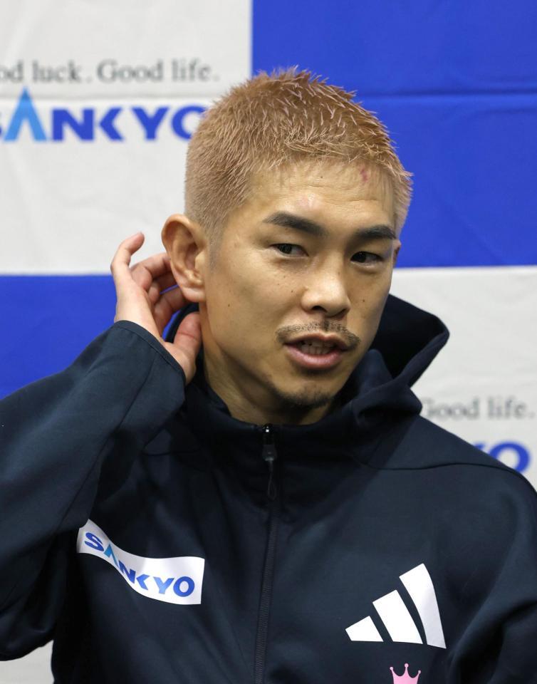 　試合後、会見をする井岡一翔（撮影・佐々木彰尚）