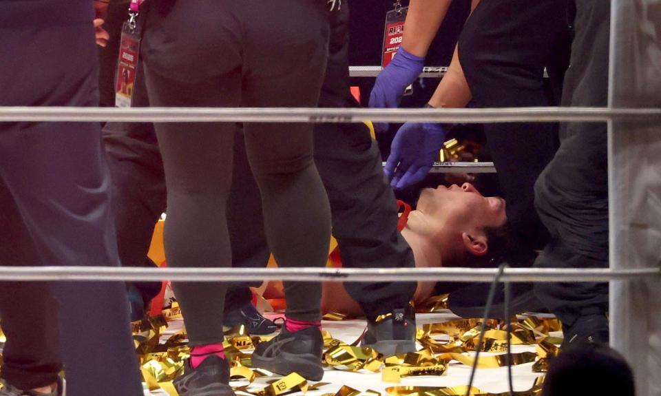 　ラジャブアリ・シェイドゥラエフに敗れ、起き上がれない朝倉未来（撮影・金田祐二）