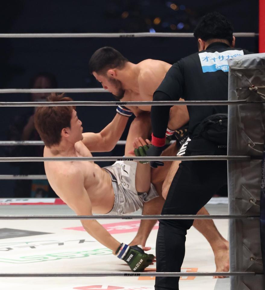 　ラジャブアリ・シェイドゥラエフに圧倒される朝倉未来（撮影・金田祐二）