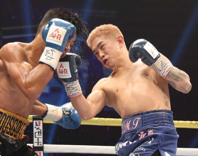 　３回、マイケル・オルドスゴイッティ（左）の顔面に右アッパーを炸裂させる井岡一翔（撮影・佐々木彰尚）