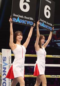 　ラウンドガールを務めるさかいゆりや（左）と前田星奈＝大田区総合体育館（撮影・佐々木彰尚）