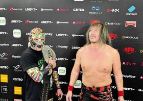 　ノアに参戦し、いきなりＧＨＣタッグ王座を奪取したＢＵＳＨＩ（左）と内藤哲也＝１日