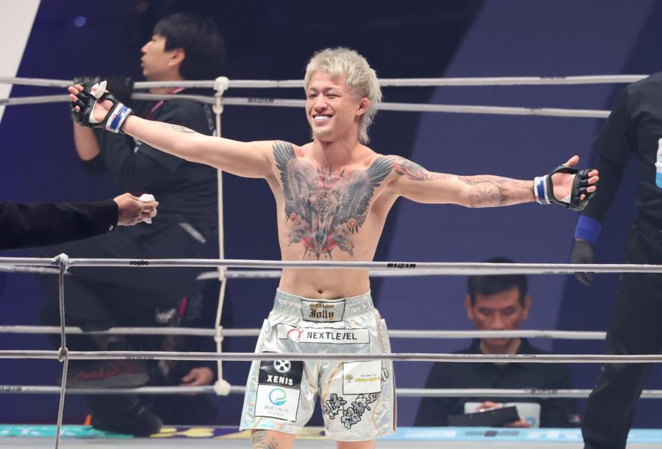 　芦澤竜誠に勝利し喜ぶジョリー（撮影・金田祐二）