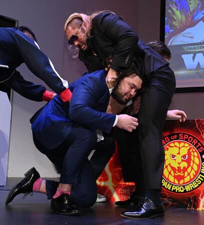 　ＥＶＩＬ（右）の奇襲を受けるウルフアロン（撮影・園田高夫）