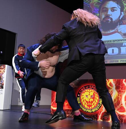 　ＥＶＩＬ（右）に服を破かれるウルフアロン（撮影・園田高夫）