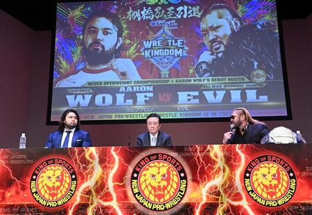 　ＥＶＩＬ（右）に挑発されにらみつけるウルフアロン（左）＝撮影・園田高夫