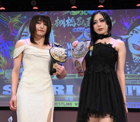 　ベルトをかけて対戦する朱里（左）と上谷沙弥（撮影・園田高夫）