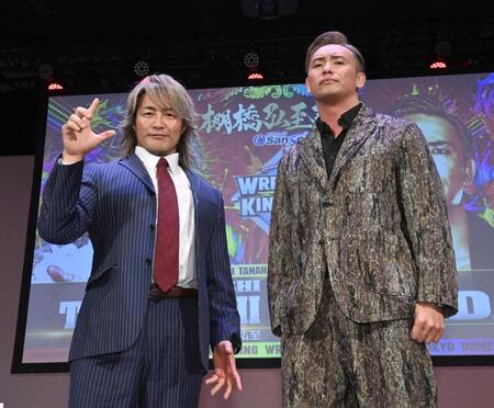 　オカダカズチカ（右）と対戦する棚橋弘至がポーズを決める（撮影・園田高夫）