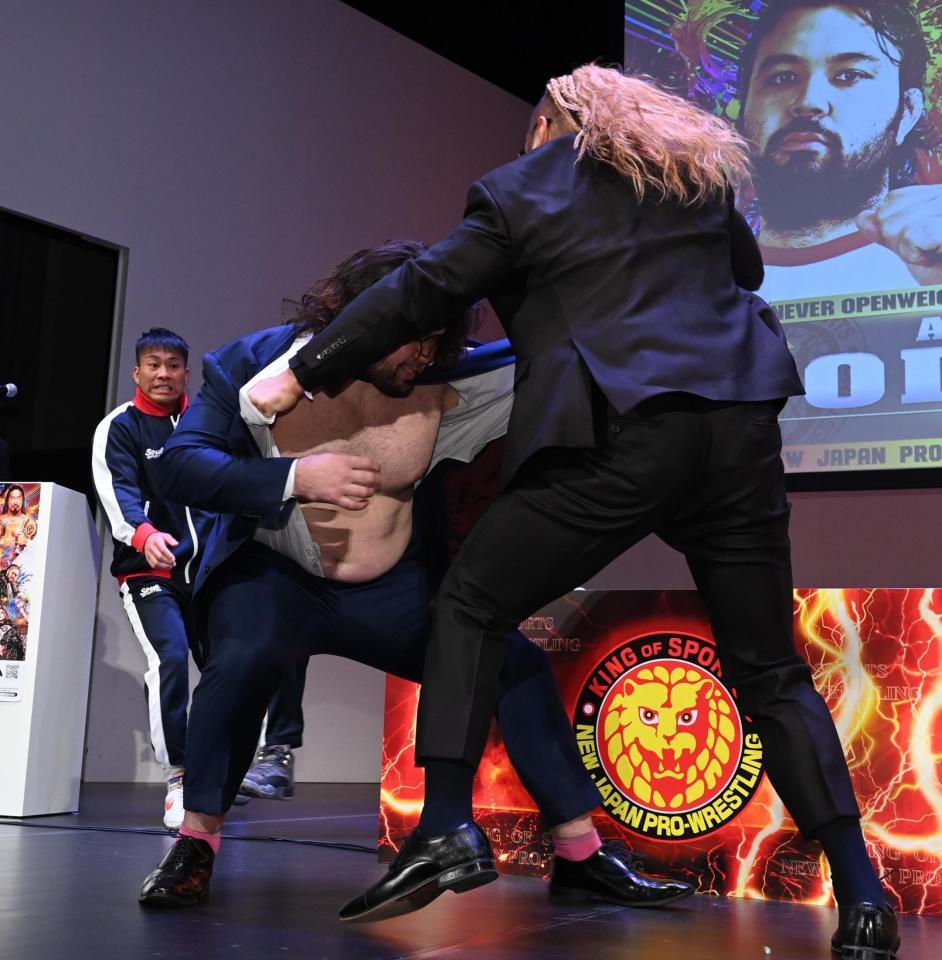 　ＥＶＩＬ（右）に服を破かれるウルフアロン（撮影・園田高夫）