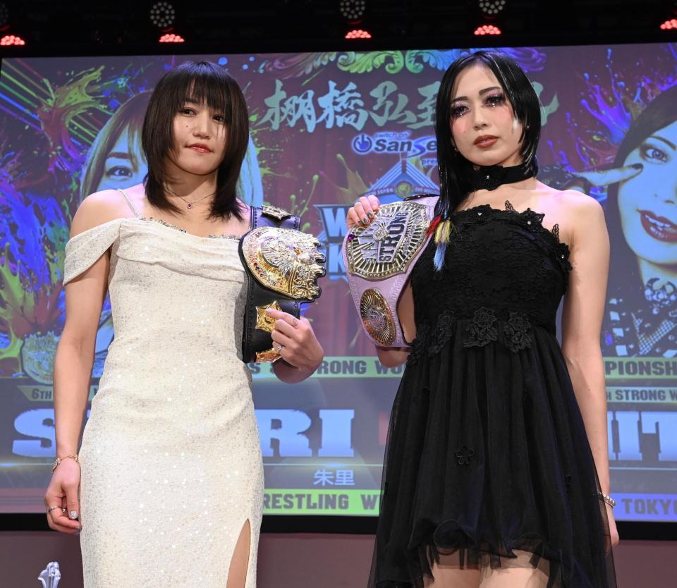 　ベルトをかけて対戦する朱里（左）と上谷沙弥（撮影・園田高夫）