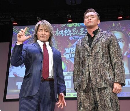 　オカダカズチカ（右）と対戦する棚橋弘至