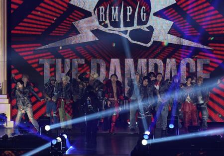 　ＴＨＥ　ＲＡＭＰＡＧＥのメンバーと入場する武知海青（撮影・金田祐二）
