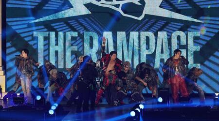 　ＴＨＥ　ＲＡＭＰＡＧＥのメンバーと入場する武知海青（撮影・金田祐二）