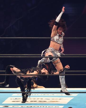 　上谷沙弥に強烈なヒザを入れる朱里（撮影・金田祐二）