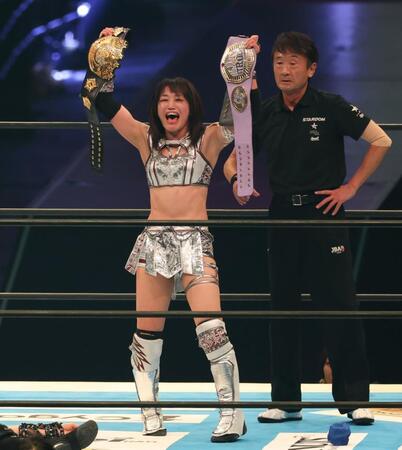 　２つのベルトを手に歓喜の朱里（撮影・金田祐二）