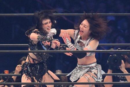 　激しく攻め合う上谷沙弥（左）と朱里