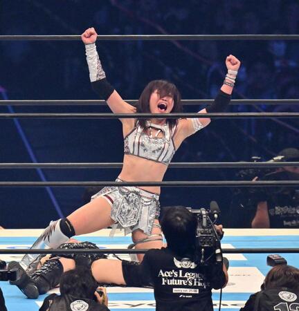 　上谷沙弥（下）に勝利し喜ぶ朱里