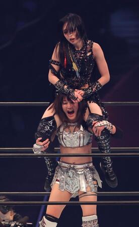 　上谷沙弥を沈める朱里（撮影・金田祐二）