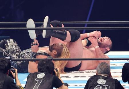 　ＥＶＩＬの腕をきめるウルフアロン（撮影・金田祐二）