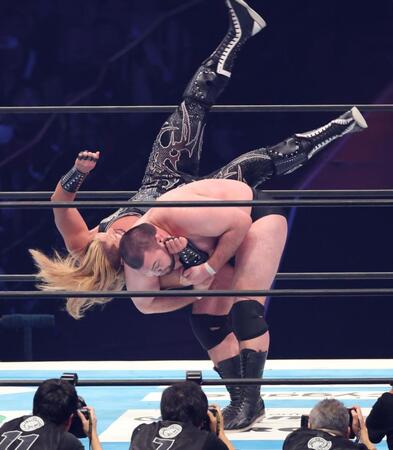 　ＥＶＩＬを投げるウルフアロン（撮影・金田祐二）