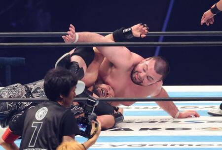 　ＥＶＩＬを締めあげるウルフアロン（撮影・金田祐二）