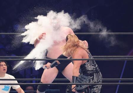 　ＥＶＩＬの反則攻撃を受けるウルフアロン（撮影・金田祐二）