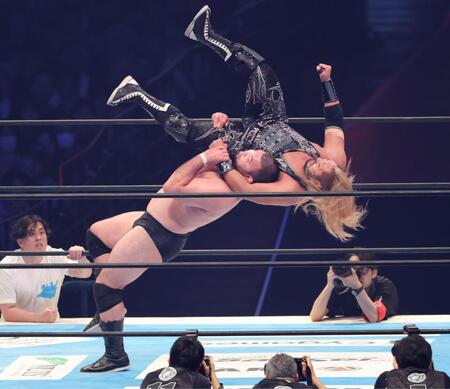 　ＥＶＩＬを投げるウルフアロン（撮影・金田祐二）