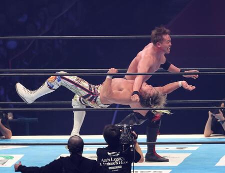 　オカダ・カズチカのレインメーカーに敗れる棚橋弘至（撮影・金田祐二）