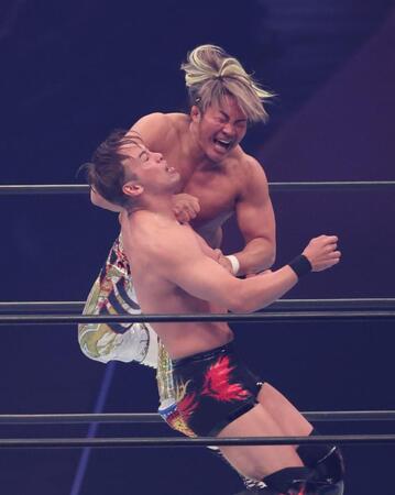 　オカダ・カズチカに立ち向かう棚橋弘至（撮影・金田祐二）