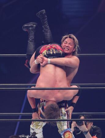 　オカダ・カズチカを投げる棚橋弘至（撮影・金田祐二）